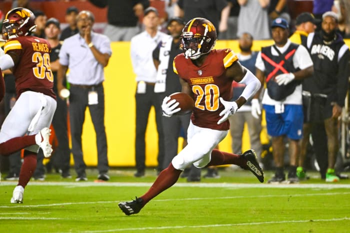 Washington Commanders defensive back Quan Martin (20) returns an interception 59-yards against the Baltimore Ravens.